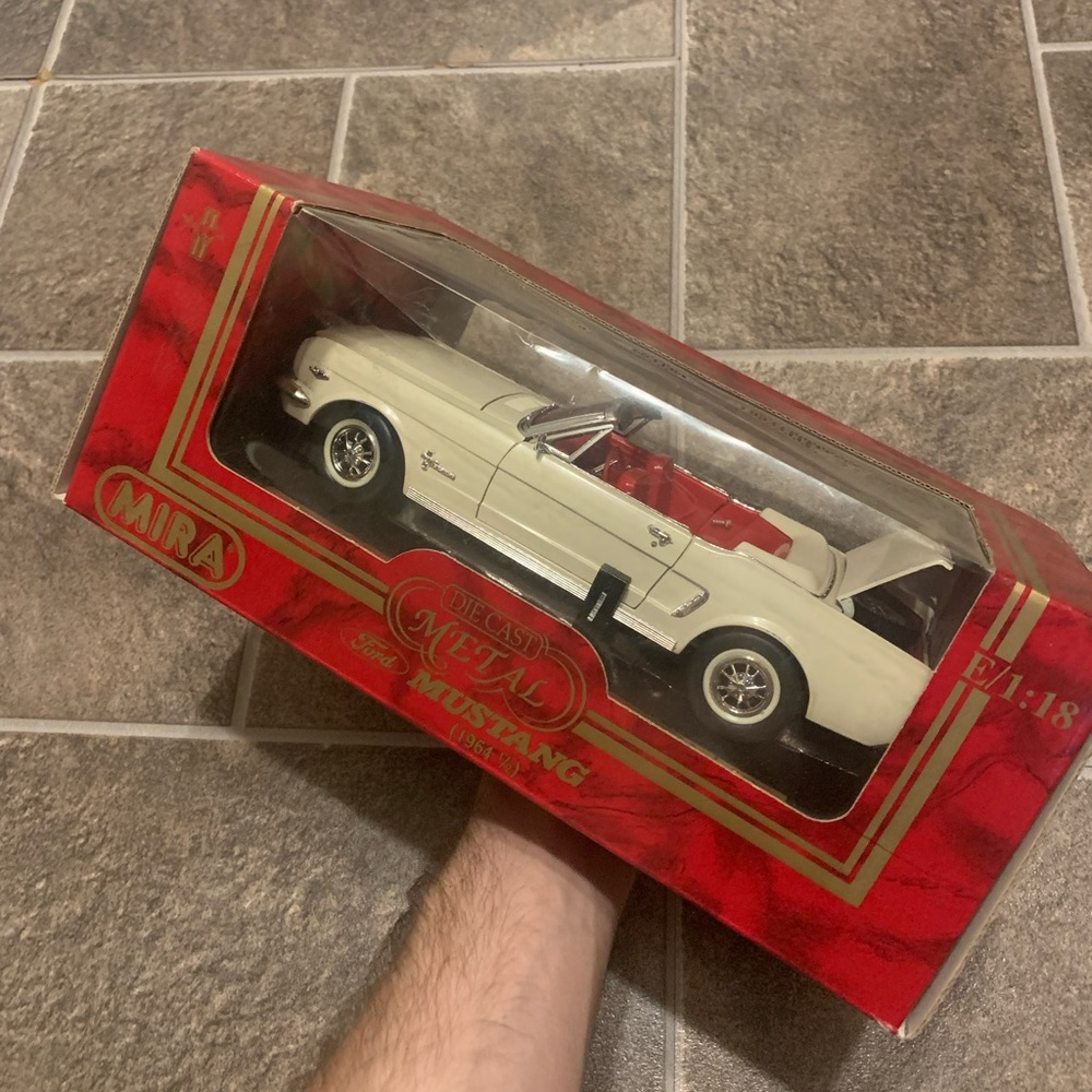 Mira Golden Line Calidad 1964 1/2 Ford Mustang 1:18 Scale Diecast White Red